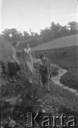27.07.1935, okolice Drohiczówki, Polska.
Jola, Zula i Anna Wielowieyska.
Fot. Anna Wielowieyska, udostępniła Maria Wielowieyska, reprodukcje cyfrowe w  Bibliotece Polskiej im. Ignacego Domeyki w Buenos Aires (Biblioteca Polaca Ignacio Domeyko) i w Ośrodku KARTA w Warszawie
