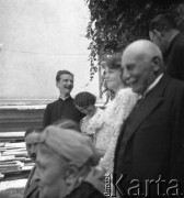1935, Drohiczówka, Polska.
Rodzina Cieńskich i Wielowieyskich - spotkanie z okazji pierwszej rocznicy ślubu Anny i Kazimierza Wielowieyskich. Nz zdjęciu m.in. siedzą od lewej: Kazimierz Wielowieyski,  Maria z Dzieduszyckich Cieńska (matka Anny); stoi ksiądz Jan Cieński (w głębi, śmieje się). 
Fot. Anna Wielowieyska, udostępniła Maria Wielowieyska, reprodukcje cyfrowe w  Bibliotece Polskiej im. Ignacego Domeyki w Buenos Aires (Biblioteca Polaca Ignacio Domeyko) i w Ośrodku KARTA w Warszawie
