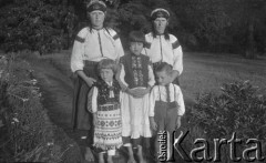 18.08.1935, Drohiczówka, Polska.
Córki i wnuczki Rusina Milka.
Fot. Anna Wielowieyska, udostępniła Maria Wielowieyska, reprodukcje cyfrowe w  Bibliotece Polskiej im. Ignacego Domeyki w Buenos Aires (Biblioteca Polaca Ignacio Domeyko) i w Ośrodku KARTA w Warszawie
