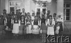 1.09.1935, Drohiczówka, Polska.
Dożynki przed dworem rodziny Wielowieyskich.
Fot. Anna Wielowieyska, udostępniła Maria Wielowieyska, reprodukcje cyfrowe w  Bibliotece Polskiej im. Ignacego Domeyki w Buenos Aires (Biblioteca Polaca Ignacio Domeyko) i w Ośrodku KARTA w Warszawie
