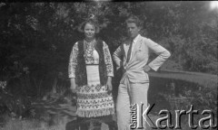 1-14.06.1936, Drohiczówka, Polska.
Dziewczyną w stroju ludowym i ogrodnik.
Fot. Anna Wielowieyska, udostępniła Maria Wielowieyska, reprodukcje cyfrowe w  Bibliotece Polskiej im. Ignacego Domeyki w Buenos Aires (Biblioteca Polaca Ignacio Domeyko) i w Ośrodku KARTA w Warszawie
