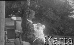 22.06.1936, Drohiczówka, Polska.
Maria Wielowieyska z babcią Marią Cieńską.
Fot. Anna Wielowieyska, udostępniła Maria Wielowieyska, reprodukcje cyfrowe w  Bibliotece Polskiej im. Ignacego Domeyki w Buenos Aires (Biblioteca Polaca Ignacio Domeyko) i w Ośrodku KARTA w Warszawie
