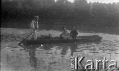 14.06.1936, okolice Drohiczówki, Polska.
Kazimierz Wielowieyski z ogrodnikiem na Dniestrze.
Fot. Anna Wielowieyska, udostępniła Maria Wielowieyska, reprodukcje cyfrowe w  Bibliotece Polskiej im. Ignacego Domeyki w Buenos Aires (Biblioteca Polaca Ignacio Domeyko) i w Ośrodku KARTA w Warszawie

