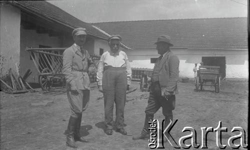 5.07.1936, okolice Drohiczówki, Polska.
Wuj Anny Wielowiejskiej Jan i Kazimierz Wielowieyski oraz nieznany mężczyzna.
Fot. Anna Wielowieyska, udostępniła Maria Wielowieyska, reprodukcje cyfrowe w  Bibliotece Polskiej im. Ignacego Domeyki w Buenos Aires (Biblioteca Polaca Ignacio Domeyko) i w Ośrodku KARTA w Warszawie
