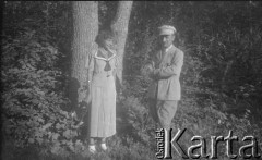 29.06.1936, okolice Drohiczówki, Polska.
Jola i Kazimierz Wielowieyski.
Fot. Anna Wielowieyska, udostępniła Maria Wielowieyska, reprodukcje cyfrowe w  Bibliotece Polskiej im. Ignacego Domeyki w Buenos Aires (Biblioteca Polaca Ignacio Domeyko) i w Ośrodku KARTA w Warszawie
