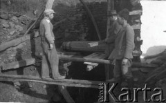 13.11.1936, Drohiczówka, Polska.
Przy młynie.
Fot. Anna Wielowieyska, udostępniła Maria Wielowieyska, reprodukcje cyfrowe w  Bibliotece Polskiej im. Ignacego Domeyki w Buenos Aires (Biblioteca Polaca Ignacio Domeyko) i w Ośrodku KARTA w Warszawie

