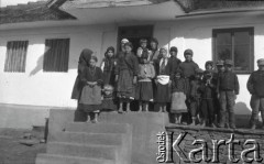 19.10.1936, Drohiczówka, Polska. 
Chłopi.
Fot. Anna Wielowieyska, udostępniła Maria Wielowieyska, reprodukcje cyfrowe w  Bibliotece Polskiej im. Ignacego Domeyki w Buenos Aires (Biblioteca Polaca Ignacio Domeyko) i w Ośrodku KARTA w Warszawie

