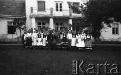 29.08.1937, Drohiczówka, Polska.
Dożynki przed dworem rodziny Wielowieyskich.
Fot. Anna Wielowieyska, udostępniła Maria Wielowieyska, reprodukcje cyfrowe w  Bibliotece Polskiej im. Ignacego Domeyki w Buenos Aires (Biblioteca Polaca Ignacio Domeyko) i w Ośrodku KARTA w Warszawie
