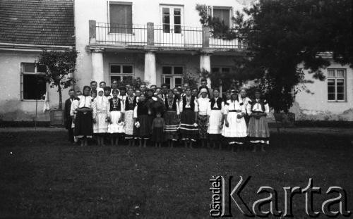 29.08.1937, Drohiczówka, Polska.
Dożynki przed dworem rodziny Wielowieyskich.
Fot. Anna Wielowieyska, udostępniła Maria Wielowieyska, reprodukcje cyfrowe w  Bibliotece Polskiej im. Ignacego Domeyki w Buenos Aires (Biblioteca Polaca Ignacio Domeyko) i w Ośrodku KARTA w Warszawie
