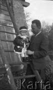 10.11.1937, Drohiczówka, Polska.
Maria Wielowieyska z ojcem Kazimierzem Wielowieyskim.
Fot. Anna Wielowieyska, udostępniła Maria Wielowieyska, reprodukcje cyfrowe w  Bibliotece Polskiej im. Ignacego Domeyki w Buenos Aires (Biblioteca Polaca Ignacio Domeyko) i w Ośrodku KARTA w Warszawie
