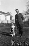 10.11.1937, Drohiczówka, Polska.
Maria Wielowieyska z ojcem Kazimierzem Wielowieyskim.
Fot. Anna Wielowieyska, udostępniła Maria Wielowieyska, reprodukcje cyfrowe w  Bibliotece Polskiej im. Ignacego Domeyki w Buenos Aires (Biblioteca Polaca Ignacio Domeyko) i w Ośrodku KARTA w Warszawie
