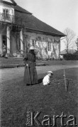 22.03.1938, Drohiczówka, Polska.
Maria Wielowieyska z babcią Marią Cieńską przed dworem rodziny Wielowieyskich.
Fot. Anna Wielowieyska, udostępniła Maria Wielowieyska, reprodukcje cyfrowe w  Bibliotece Polskiej im. Ignacego Domeyki w Buenos Aires (Biblioteca Polaca Ignacio Domeyko) i w Ośrodku KARTA w Warszawie
