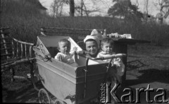 24.03.1938, Drohiczówka, Polska.
Maria Wielowieyska na kolanach Wisi i Teresa Wielowieyska w wózku
Fot. Anna Wielowieyska, udostępniła Maria Wielowieyska, reprodukcje cyfrowe w  Bibliotece Polskiej im. Ignacego Domeyki w Buenos Aires (Biblioteca Polaca Ignacio Domeyko) i w Ośrodku KARTA w Warszawie
