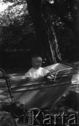 12.06.1938, Drohiczówka, Polska.
Teresa Wielowieyska.
Fot. Anna Wielowieyska, udostępniła Maria Wielowieyska, reprodukcje cyfrowe w  Bibliotece Polskiej im. Ignacego Domeyki w Buenos Aires (Biblioteca Polaca Ignacio Domeyko) i w Ośrodku KARTA w Warszawie
