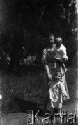 12.06.1938, Drohiczówka, Polska.
Anna Wielowieyska z córkami Marią i Teresą.
Fot. Anna Wielowieyska, udostępniła Maria Wielowieyska, reprodukcje cyfrowe w  Bibliotece Polskiej im. Ignacego Domeyki w Buenos Aires (Biblioteca Polaca Ignacio Domeyko) i w Ośrodku KARTA w Warszawie
