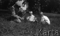 19.08.1938, Drohiczówka, Polska.
Maria i Teresa Wielowieyskie z ogrodnikiem.
Fot. Anna Wielowieyska, udostępniła Maria Wielowieyska, reprodukcje cyfrowe w  Bibliotece Polskiej im. Ignacego Domeyki w Buenos Aires (Biblioteca Polaca Ignacio Domeyko) i w Ośrodku KARTA w Warszawie
