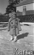 7.02.1939, Drohiczówka, Polska.
Maria Wielowieyska przed dworem rodziny Wielowieyskich.
Fot. Anna Wielowieyska, udostępniła Maria Wielowieyska, reprodukcje cyfrowe w  Bibliotece Polskiej im. Ignacego Domeyki w Buenos Aires (Biblioteca Polaca Ignacio Domeyko) i w Ośrodku KARTA w Warszawie
