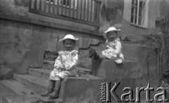 24.04.1939, Drohiczówka, Polska.
Maria i Teresa Wielowieyskie przed dworem rodziny Wielowieyskich.
Fot. Anna Wielowieyska, udostępniła Maria Wielowieyska, reprodukcje cyfrowe w  Bibliotece Polskiej im. Ignacego Domeyki w Buenos Aires (Biblioteca Polaca Ignacio Domeyko) i w Ośrodku KARTA w Warszawie
