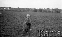 13.08.1931, Drohiczówka, Polska.
Dziecko na polu.
Fot. Anna Wielowieyska, udostępniła Maria Wielowieyska, reprodukcje cyfrowe w  Bibliotece Polskiej im. Ignacego Domeyki w Buenos Aires (Biblioteca Polaca Ignacio Domeyko) i w Ośrodku KARTA w Warszawie
