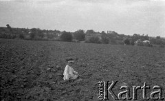 13.08.1931, Drohiczówka, Polska.
Dziecko na polu.
Fot. Anna Wielowieyska, udostępniła Maria Wielowieyska, reprodukcje cyfrowe w  Bibliotece Polskiej im. Ignacego Domeyki w Buenos Aires (Biblioteca Polaca Ignacio Domeyko) i w Ośrodku KARTA w Warszawie

