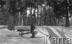 12.02.1932, Lwów, Polska.
Na nartach.
Fot. Anna Wielowieyska, udostępniła Maria Wielowieyska, reprodukcje cyfrowe w  Bibliotece Polskiej im. Ignacego Domeyki w Buenos Aires (Biblioteca Polaca Ignacio Domeyko) i w Ośrodku KARTA w Warszawie
