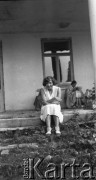 7.07.1932, Polska.
Jola na schodach.
Fot. Anna Wielowieyska, udostępniła Maria Wielowieyska, reprodukcje cyfrowe w  Bibliotece Polskiej im. Ignacego Domeyki w Buenos Aires (Biblioteca Polaca Ignacio Domeyko) i w Ośrodku KARTA w Warszawie
