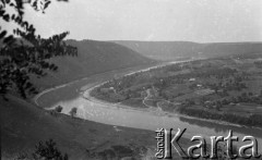 14.07.1932, Chmielowa, Polska.
Dniestr.
Fot. Anna Wielowieyska, udostępniła Maria Wielowieyska, reprodukcje cyfrowe w  Bibliotece Polskiej im. Ignacego Domeyki w Buenos Aires (Biblioteca Polaca Ignacio Domeyko) i w Ośrodku KARTA w Warszawie
