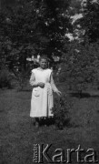 29.07.1932, Niesłuchów, Polska.
Kobieta w ogrodzie rodziny Dzieduszyckich.
Fot. Anna Wielowieyska, udostępniła Maria Wielowieyska, reprodukcje cyfrowe w  Bibliotece Polskiej im. Ignacego Domeyki w Buenos Aires (Biblioteca Polaca Ignacio Domeyko) i w Ośrodku KARTA w Warszawie
