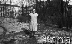 8.02.1933, Polska.
Kobieta w ogrodzie.
Fot. Anna Wielowieyska, udostępniła Maria Wielowieyska, reprodukcje cyfrowe w  Bibliotece Polskiej im. Ignacego Domeyki w Buenos Aires (Biblioteca Polaca Ignacio Domeyko) i w Ośrodku KARTA w Warszawie
