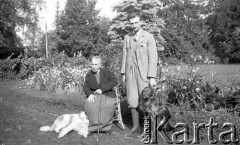 Lipiec-sierpień 1933, Okno, Polska.
Jan Cieński i nieznana kobieta.
Fot. Anna Wielowieyska, udostępniła Maria Wielowieyska, reprodukcje cyfrowe w  Bibliotece Polskiej im. Ignacego Domeyki w Buenos Aires (Biblioteca Polaca Ignacio Domeyko) i w Ośrodku KARTA w Warszawie
