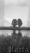 Lipiec-sierpień 1933, Okno, Polska.
Staw, w głębi widać prace rolne.
Fot. Anna Wielowieyska, udostępniła Maria Wielowieyska, reprodukcje cyfrowe w  Bibliotece Polskiej im. Ignacego Domeyki w Buenos Aires (Biblioteca Polaca Ignacio Domeyko) i w Ośrodku KARTA w Warszawie
