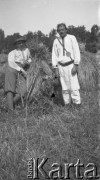 1.08.1927, Okno, Polska.
Stach i Rusin Milko.
Fot. Anna Wielowieyska, udostępniła Maria Wielowieyska, reprodukcje cyfrowe w  Bibliotece Polskiej im. Ignacego Domeyki w Buenos Aires (Biblioteca Polaca Ignacio Domeyko) i w Ośrodku KARTA w Warszawie
