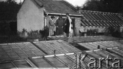 20.10.1927, Snopków, Polska.
Uczennice Głównej Szkoły Gospodarczej Żeńskiej.
Fot. Anna Wielowieyska, udostępniła Maria Wielowieyska, reprodukcje cyfrowe w  Bibliotece Polskiej im. Ignacego Domeyki w Buenos Aires (Biblioteca Polaca Ignacio Domeyko) i w Ośrodku KARTA w Warszawie
