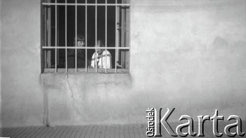 19.09.1927, Snopków, Polska.
Zula i Zosia – koleżanki Anny Wielowiejskiej (z domu Cieńskiej), uczennice Głównej Szkoły Gospodarczej Żeńskiej
Fot. Anna Wielowieyska, udostępniła Maria Wielowieyska, reprodukcje cyfrowe w  Bibliotece Polskiej im. Ignacego Domeyki w Buenos Aires (Biblioteca Polaca Ignacio Domeyko) i w Ośrodku KARTA w Warszawie
