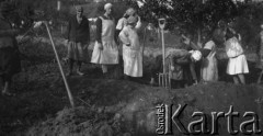 21.10.1927, Snopków, Polska.
Uczennice Głównej Szkoły Gospodarczej Żeńskiej w czasie zajęć w ogrodzie.
Fot. Anna Wielowieyska, udostępniła Maria Wielowieyska, reprodukcje cyfrowe w  Bibliotece Polskiej im. Ignacego Domeyki w Buenos Aires (Biblioteca Polaca Ignacio Domeyko) i w Ośrodku KARTA w Warszawie
