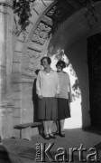 23.10.1928, Jazłowiec, Polska.
Gabi i Olga przed klasztorem sióstr niepokalanek.
Fot. Anna Wielowieyska, udostępniła Maria Wielowieyska, reprodukcje cyfrowe w  Bibliotece Polskiej im. Ignacego Domeyki w Buenos Aires (Biblioteca Polaca Ignacio Domeyko) i w Ośrodku KARTA w Warszawie
