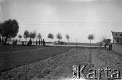 Ok.1928,  Polska.
Wyścig samochodowy.
Fot. Anna Wielowieyska, udostępniła Maria Wielowieyska, reprodukcje cyfrowe w  Bibliotece Polskiej im. Ignacego Domeyki w Buenos Aires (Biblioteca Polaca Ignacio Domeyko) i w Ośrodku KARTA w Warszawie
