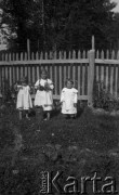 17.09.1928,  Polska.
Siostry Dubanowiczówne.
Fot. Anna Wielowieyska, udostępniła Maria Wielowieyska, reprodukcje cyfrowe w  Bibliotece Polskiej im. Ignacego Domeyki w Buenos Aires (Biblioteca Polaca Ignacio Domeyko) i w Ośrodku KARTA w Warszawie
