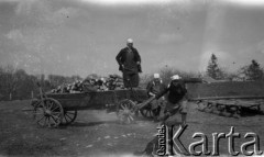 22.04.1928, Snopków, Polska.
Uczennice Głównej Szkoły Gospodarczej Żeńskiej.
Fot. Anna Wielowieyska, udostępniła Maria Wielowieyska, reprodukcje cyfrowe w  Bibliotece Polskiej im. Ignacego Domeyki w Buenos Aires (Biblioteca Polaca Ignacio Domeyko) i w Ośrodku KARTA w Warszawie
