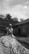 20.05.1928, Snopków, Polska.
Uczennice Głównej Szkoły Gospodarczej Żeńskiej.
Fot. Anna Wielowieyska, udostępniła Maria Wielowieyska, reprodukcje cyfrowe w  Bibliotece Polskiej im. Ignacego Domeyki w Buenos Aires (Biblioteca Polaca Ignacio Domeyko) i w Ośrodku KARTA w Warszawie

