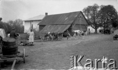 20.05.1928, okolice Snopkowa, Polska.
Gospodarstwo rolne.
Fot. Anna Wielowieyska, udostępniła Maria Wielowieyska, reprodukcje cyfrowe w  Bibliotece Polskiej im. Ignacego Domeyki w Buenos Aires (Biblioteca Polaca Ignacio Domeyko) i w Ośrodku KARTA w Warszawie
