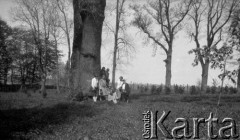 20.05.1928, okolice Snopkowa, Polska.
Uczennice Głównej Szkoły Gospodarczej Żeńskiej.
Fot. Anna Wielowieyska, udostępniła Maria Wielowieyska, reprodukcje cyfrowe w  Bibliotece Polskiej im. Ignacego Domeyki w Buenos Aires (Biblioteca Polaca Ignacio Domeyko) i w Ośrodku KARTA w Warszawie
