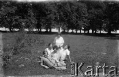 17.07.1928, okolice Snopkowa, Polska.
Uczennice Głównej Szkoły Gospodarczej Żeńskiej.
Fot. Anna Wielowieyska, udostępniła Maria Wielowieyska, reprodukcje cyfrowe w  Bibliotece Polskiej im. Ignacego Domeyki w Buenos Aires (Biblioteca Polaca Ignacio Domeyko) i w Ośrodku KARTA w Warszawie
