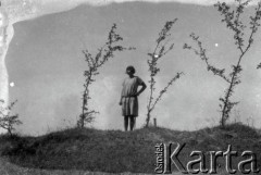17.07.1928, okolice Snopkowa, Polska.
Jola - uczennica Głównej Szkoły Gospodarczej Żeńskiej.
Fot. Anna Wielowieyska, udostępniła Maria Wielowieyska, reprodukcje cyfrowe w  Bibliotece Polskiej im. Ignacego Domeyki w Buenos Aires (Biblioteca Polaca Ignacio Domeyko) i w Ośrodku KARTA w Warszawie

