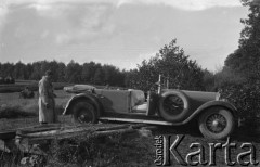 9.08.1928, Czahrów, Polska.
Samochód na mostku.
Fot. Anna Wielowieyska, udostępniła Maria Wielowieyska, reprodukcje cyfrowe w  Bibliotece Polskiej im. Ignacego Domeyki w Buenos Aires (Biblioteca Polaca Ignacio Domeyko) i w Ośrodku KARTA w Warszawie
