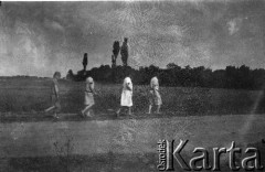 20.07.1928, okolice Snopkowa, Polska.
Uczennice Głównej Szkoły Gospodarczej Żeńskiej.
Fot. Anna Wielowieyska, udostępniła Maria Wielowieyska, reprodukcje cyfrowe w  Bibliotece Polskiej im. Ignacego Domeyki w Buenos Aires (Biblioteca Polaca Ignacio Domeyko) i w Ośrodku KARTA w Warszawie
