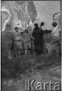 20.07.1928, okolice Snopkowa, Polska.
Uczennice Głównej Szkoły Gospodarczej Żeńskiej z kominiarzem.
Fot. Anna Wielowieyska, udostępniła Maria Wielowieyska, reprodukcje cyfrowe w  Bibliotece Polskiej im. Ignacego Domeyki w Buenos Aires (Biblioteca Polaca Ignacio Domeyko) i w Ośrodku KARTA w Warszawie
