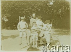 1910, Pełkinie, Polska.
Wuj Witold z dziećmi.
Fot. NN, zbiory Marii Wielowieyskiej Petrikorich, reprodukcje cyfrowe w Bibliotece Polskiej im. Ignacego Domeyki w Buenos Aires (Biblioteca Polaca Ignacio Domeyko) i w Ośrodku KARTA w Warszawie 



