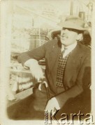1905-1915., Polska.
Jan Włodzimierz Józef Cezary Stanisław Piotr Klemens Zygmunt Szembek (ur. 11 lipca 1881 w Porębie Żegoty koło Alwerni) na statku.
Dyplomata, syn Zygmunta i Klementyny z hr. Dzieduszyckich.
Fot. NN, zbiory Marii Wielowieyskiej Petrikorich, reprodukcje cyfrowe w Bibliotece Polskiej im. Ignacego Domeyki w Buenos Aires (Biblioteca Polaca Ignacio Domeyko) i w Ośrodku KARTA w Warszawie 



