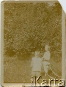 1904, Pieniaki, woj. tarnopolskie, Polska.
Włodzimierz i Ludomir Cieńscy.
Fot. NN, zbiory Marii Wielowieyskiej Petrikorich, reprodukcje cyfrowe w Bibliotece Polskiej im. Ignacego Domeyki w Buenos Aires (Biblioteca Polaca Ignacio Domeyko) i w Ośrodku KARTA w Warszawie 



